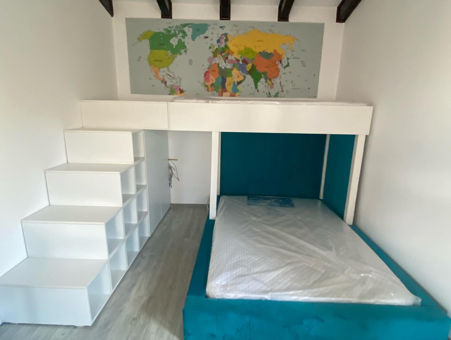 Dormitor elegant cu dressing integrat